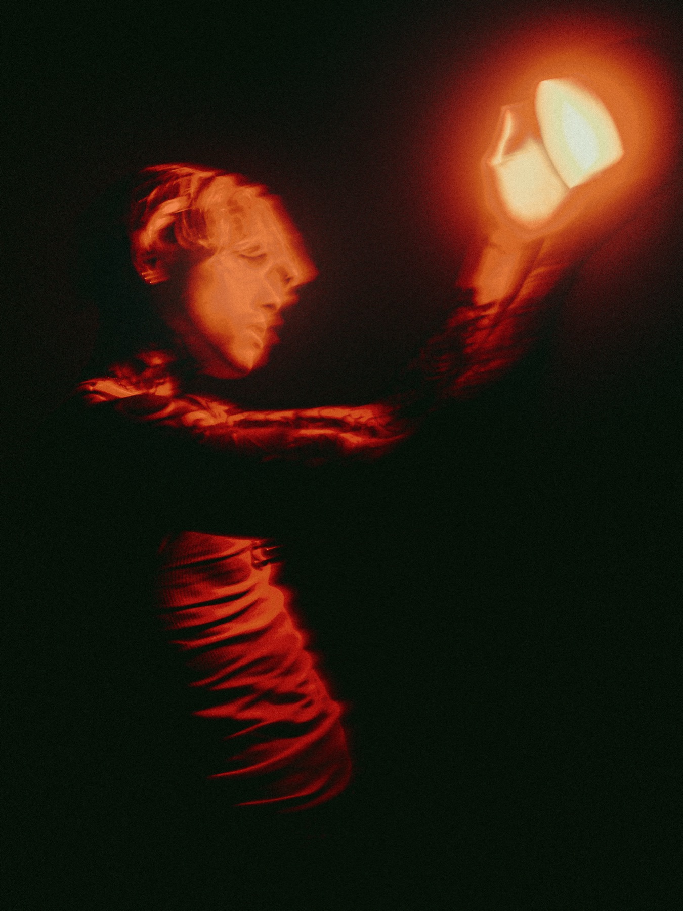 Retrato de SMOK3 en movimiento bajo luz roja